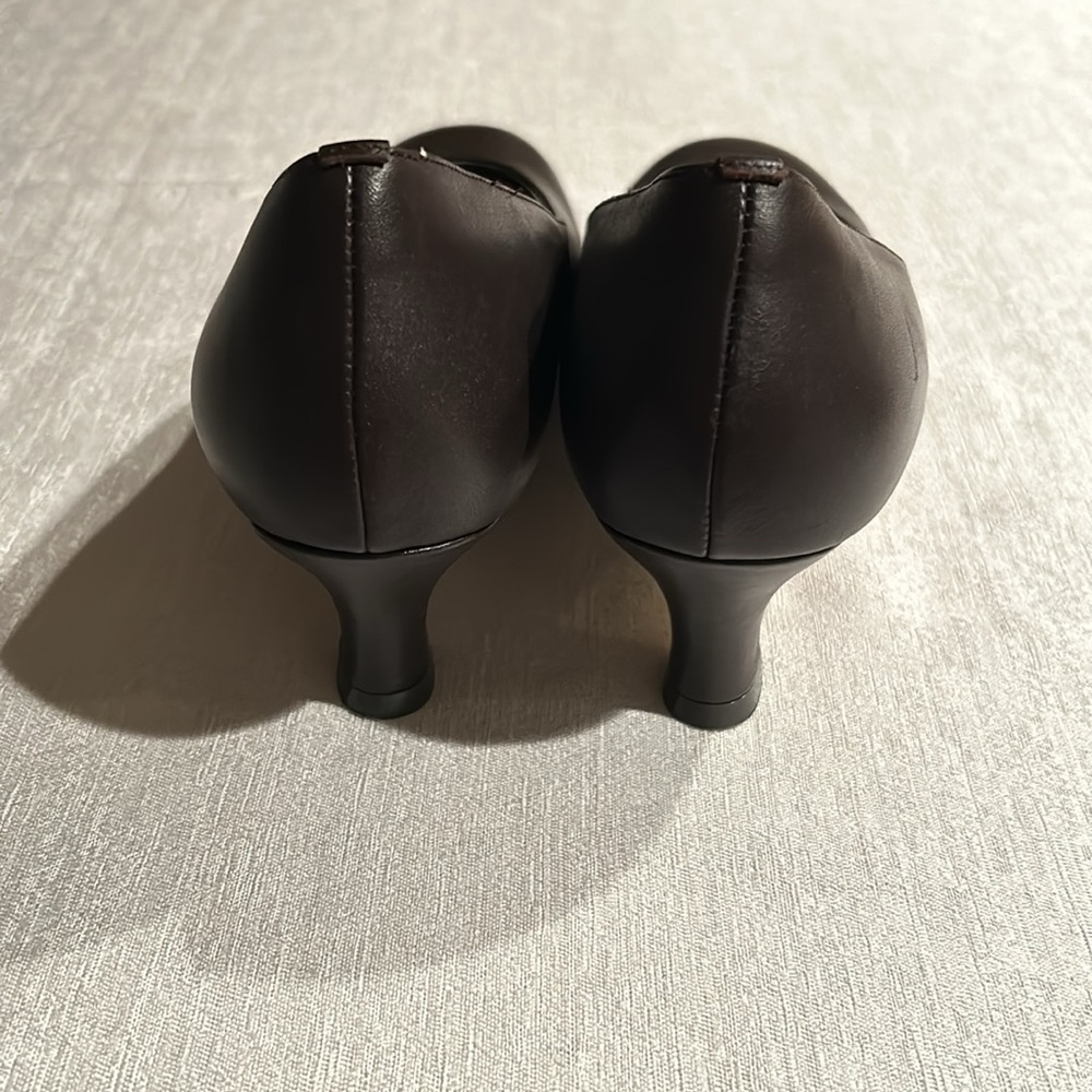 Array Flatter Dark Gray Leather Round Toe Pumps - image 3